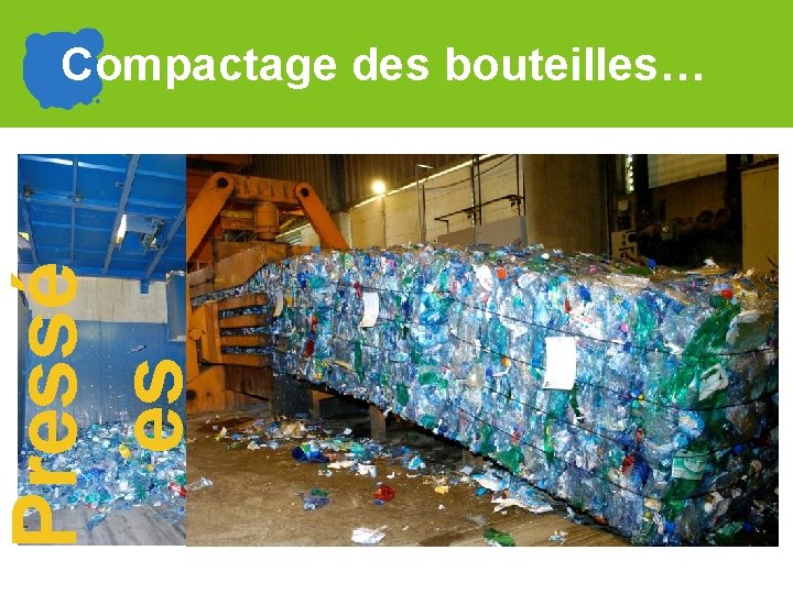 Pressé es Compactage des bouteilles… Les bouteilles plastiques sont stockées dans des cases par