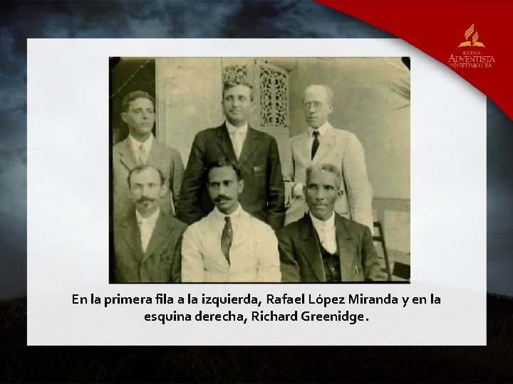 En la primera fila a la izquierda, Rafael López Miranda y en la esquina