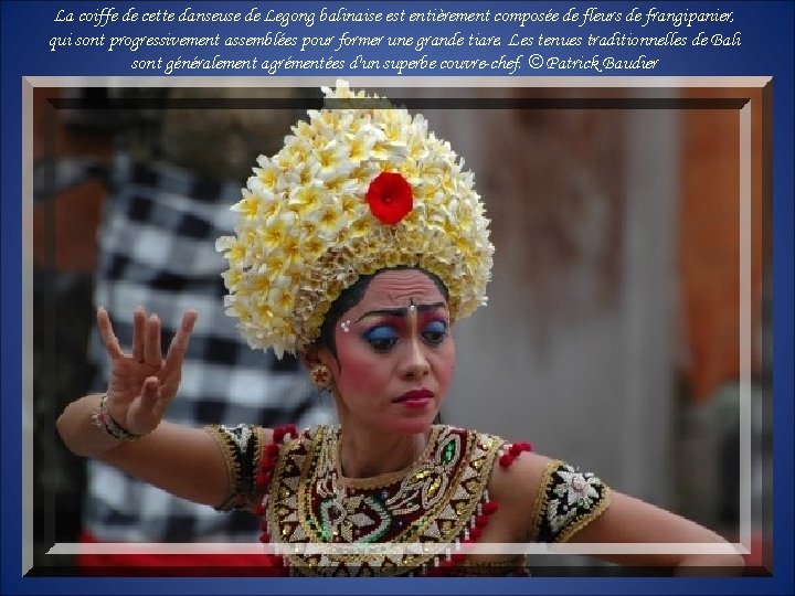 La coiffe de cette danseuse de Legong balinaise est entièrement composée de fleurs de La coiffe de cette danseuse de Legong balinaise est entièrement composée de fleurs de