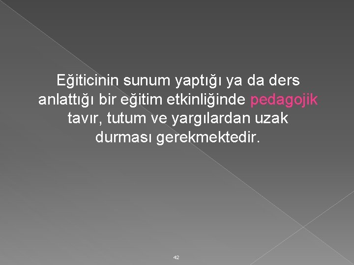 Eğiticinin sunum yaptığı ya da ders anlattığı bir eğitim etkinliğinde pedagojik tavır, tutum ve