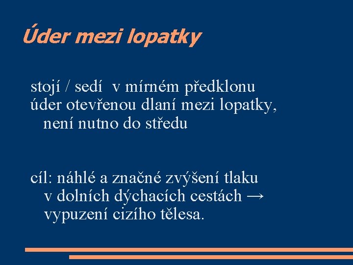 Úder mezi lopatky stojí / sedí v mírném předklonu úder otevřenou dlaní mezi lopatky,