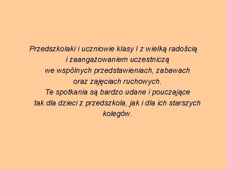 Przedszkolaki i uczniowie klasy I z wielką radością i zaangażowaniem uczestniczą we wspólnych przedstawieniach,