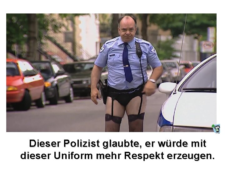 Dieser Polizist glaubte, er würde mit dieser Uniform mehr Respekt erzeugen. 