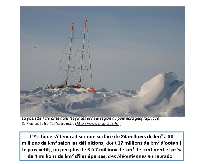 La goélette Tara prise dans les glaces dans la région du pôle nord géographique.
