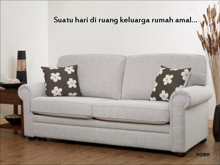 Suatu hari di ruang keluarga rumah amal… 