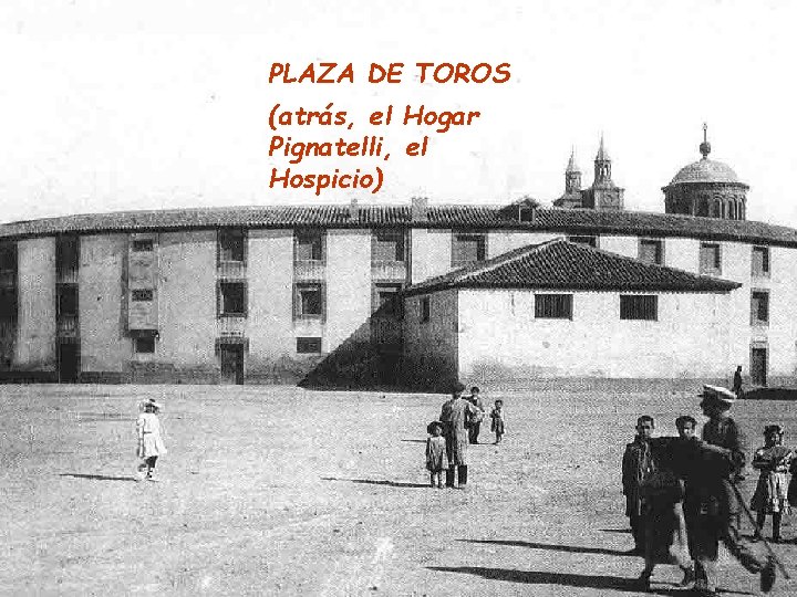 PLAZA DE TOROS (atrás, el Hogar Pignatelli, el Hospicio) 