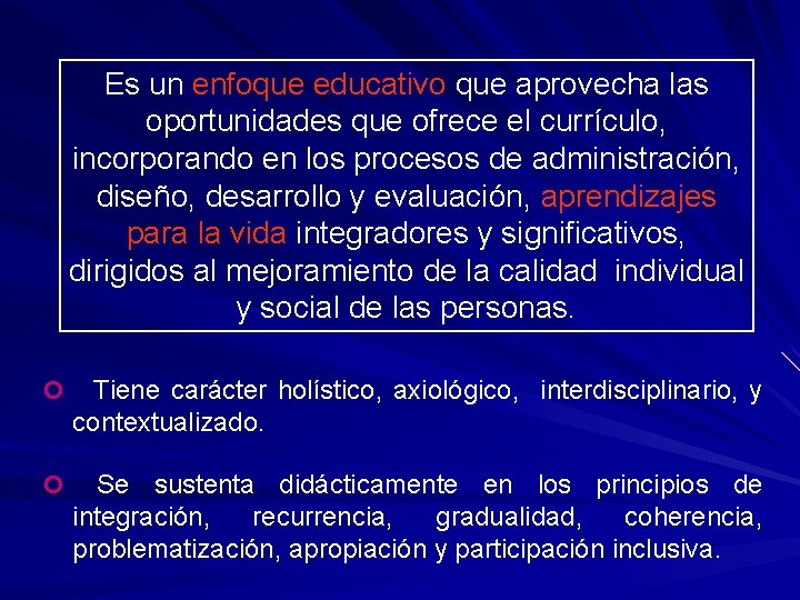 Es un enfoque educativo que aprovecha las oportunidades que ofrece el currículo, incorporando en