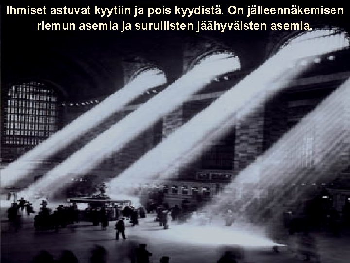 Ihmiset astuvat kyytiin ja pois kyydistä. On jälleennäkemisen riemun asemia ja surullisten jäähyväisten asemia.