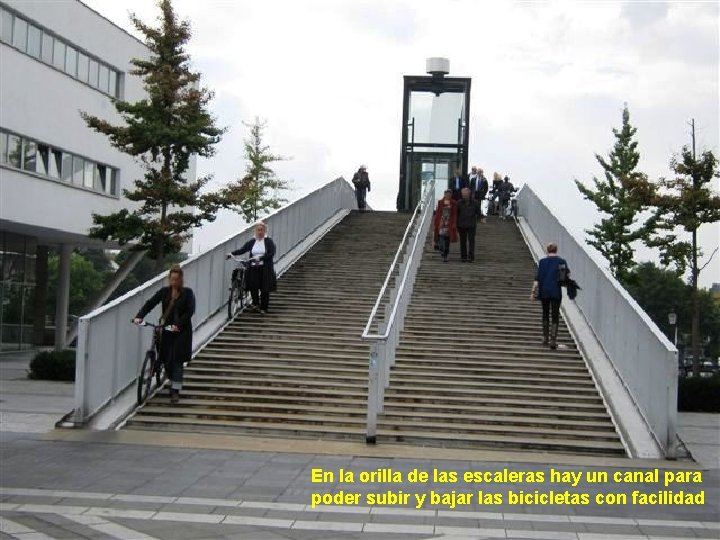 En la orilla de las escaleras hay un canal para poder subir y bajar