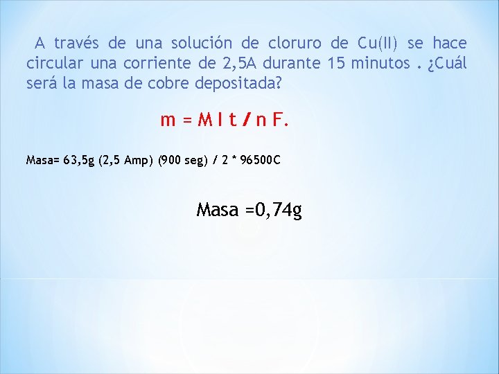  A través de una solución de cloruro de Cu(II) se hace circular una