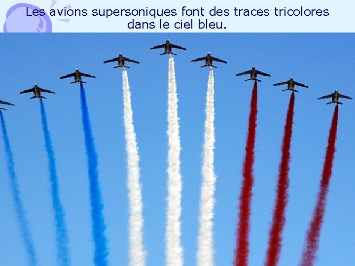 Les avions supersoniques font des traces tricolores dans le ciel bleu. 