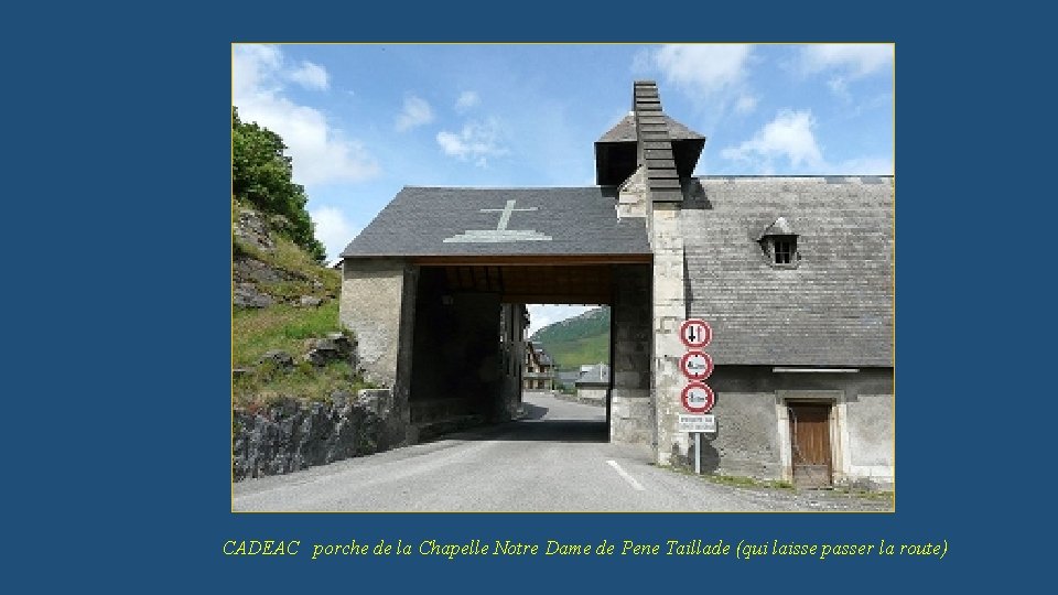 CADEAC porche de la Chapelle Notre Dame de Pene Taillade (qui laisse passer la