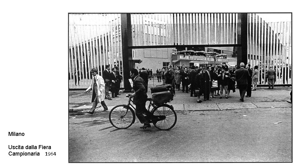 Milano Uscita dalla Fiera Campionaria 1964 