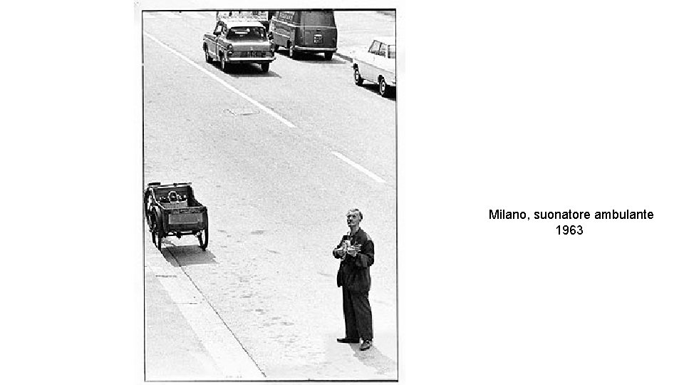 Milano, suonatore ambulante 1963 