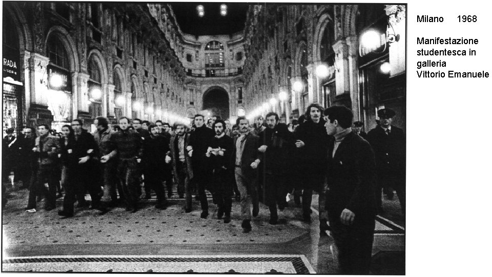 Milano 1968 Manifestazione studentesca in galleria Vittorio Emanuele 