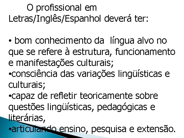 O profissional em Letras/Inglês/Espanhol deverá ter: • bom conhecimento da língua alvo no que