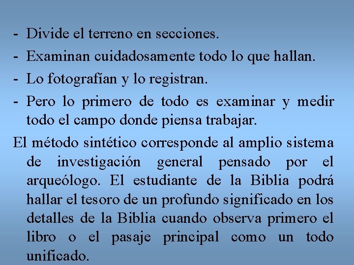 - Divide el terreno en secciones. Examinan cuidadosamente todo lo que hallan. Lo fotografían