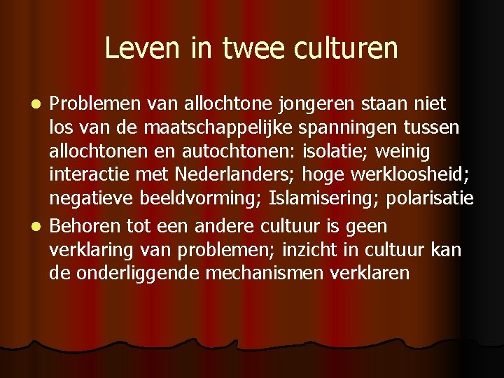 Leven in twee culturen Problemen van allochtone jongeren staan niet los van de maatschappelijke