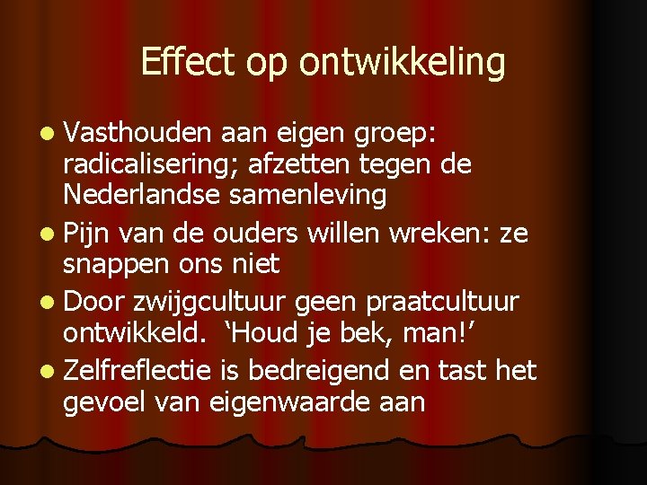 Effect op ontwikkeling l Vasthouden aan eigen groep: radicalisering; afzetten tegen de Nederlandse samenleving