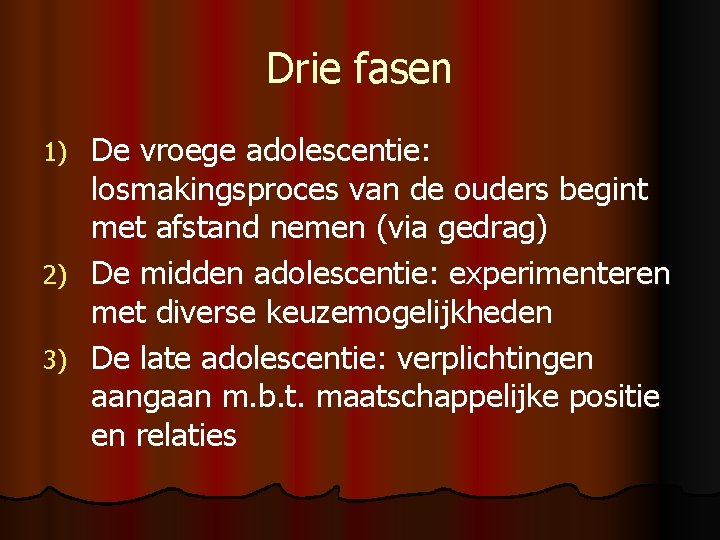 Drie fasen De vroege adolescentie: losmakingsproces van de ouders begint met afstand nemen (via