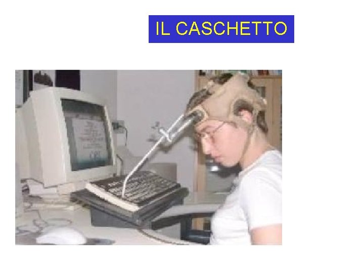 IL CASCHETTO No può parlare e per comunicare necessita di un “traduttore”. . .