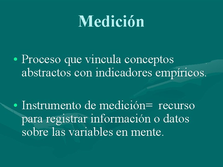 Medición • Proceso que vincula conceptos abstractos con indicadores empíricos. • Instrumento de medición=