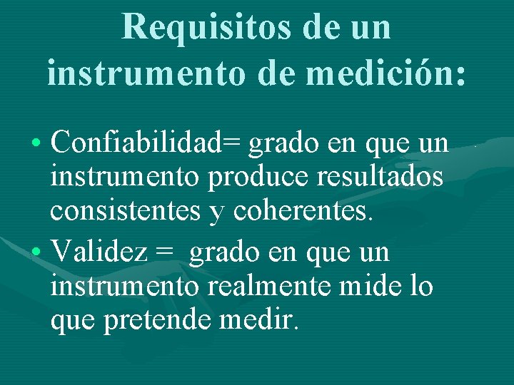 Requisitos de un instrumento de medición: • Confiabilidad= grado en que un instrumento produce