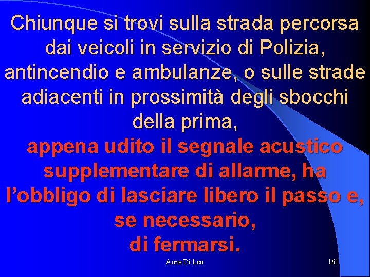 Chiunque si trovi sulla strada percorsa dai veicoli in servizio di Polizia, antincendio e