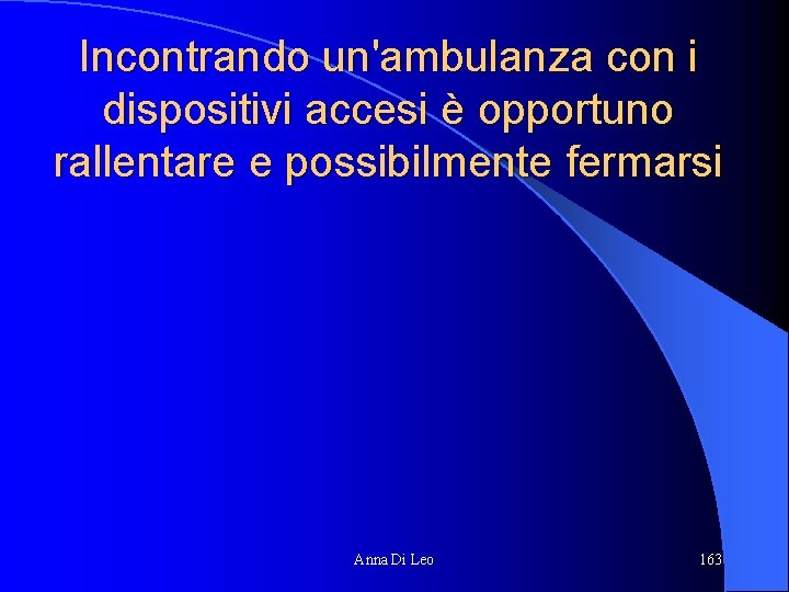 Incontrando un'ambulanza con i dispositivi accesi è opportuno rallentare e possibilmente fermarsi Anna Di