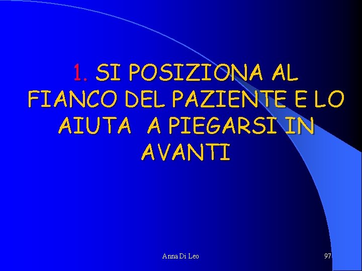 1. SI POSIZIONA AL FIANCO DEL PAZIENTE E LO AIUTA A PIEGARSI IN AVANTI