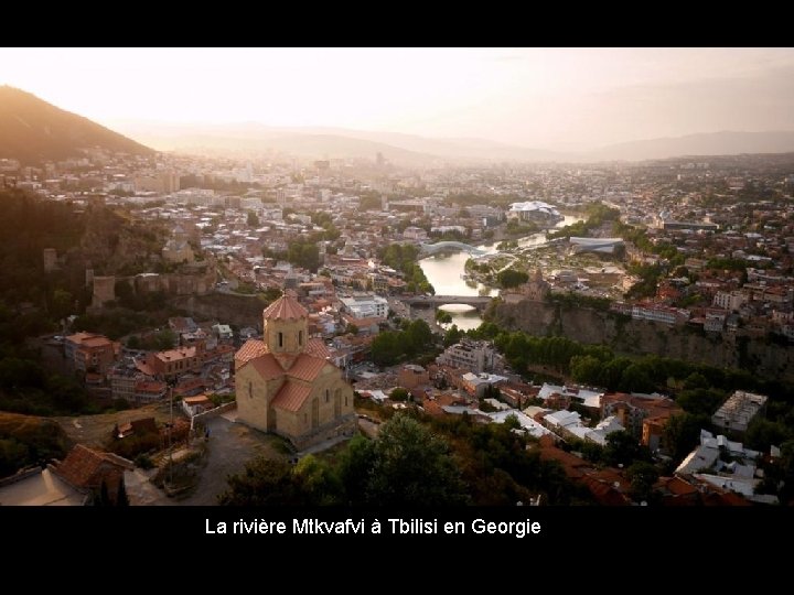 La rivière Mtkvafvi à Tbilisi en Georgie 