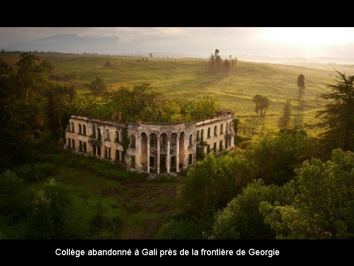 Collège abandonné à Gali près de la frontière de Georgie 