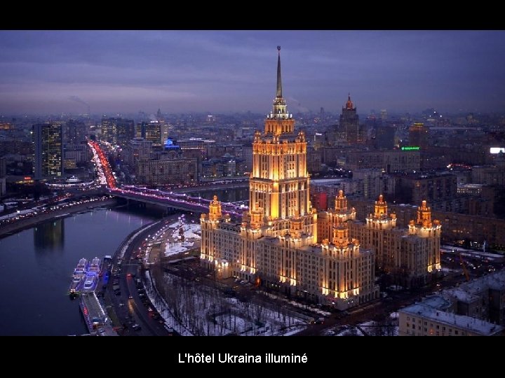 L'hôtel Ukraina illuminé 