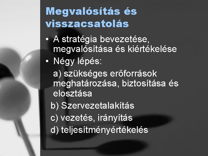 Megvalósítás és visszacsatolás • A stratégia bevezetése, megvalósítása és kiértékelése • Négy lépés: a)