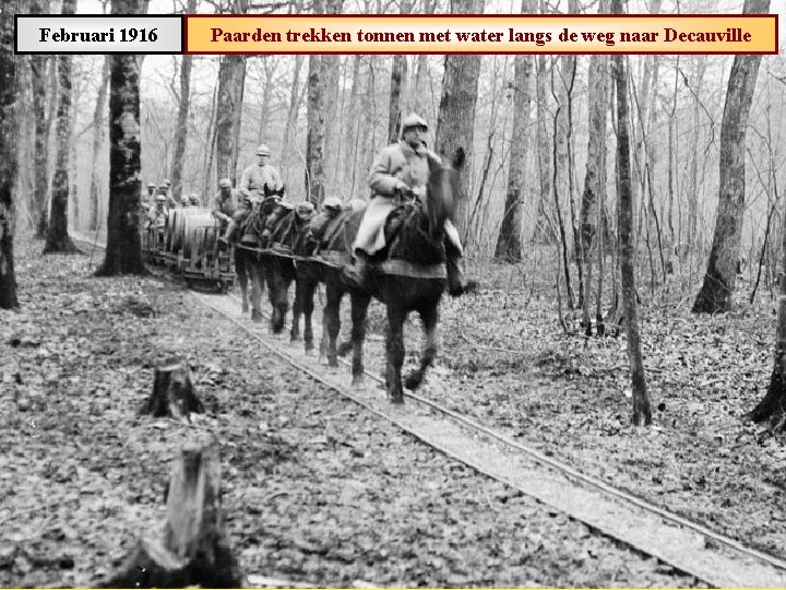 Februari 1916 Paarden trekken tonnen met water langs de weg naar Decauville 