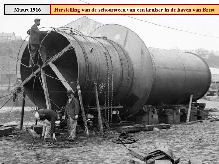 Maart 1916 Herstelling van de schoorsteen van een kruiser in de haven van Brest