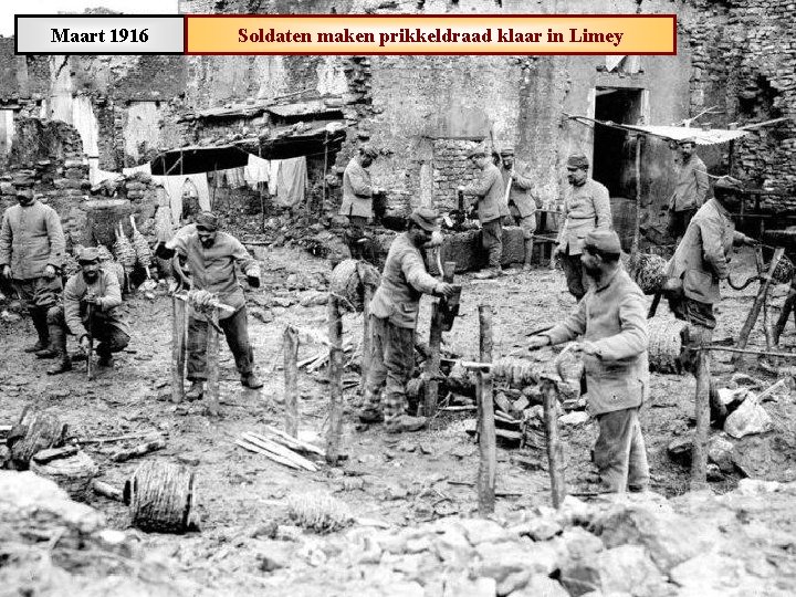 Maart 1916 Soldaten maken prikkeldraad klaar in Limey 