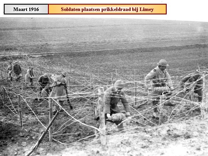 Maart 1916 Soldaten plaatsen prikkeldraad bij Limey 