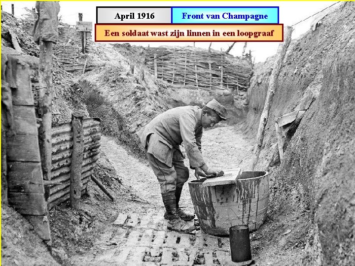 April 1916 Front van Champagne Een soldaat wast zijn linnen in een loopgraaf 