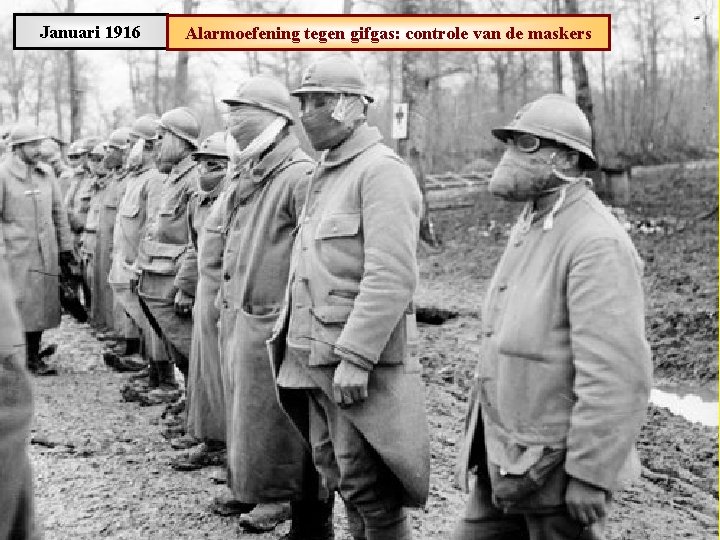 Januari 1916 Alarmoefening tegen gifgas: controle van de maskers 