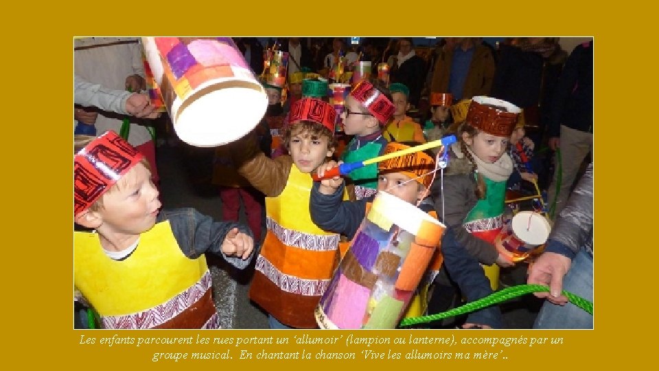 Les enfants parcourent les rues portant un ‘allumoir’ (lampion ou lanterne), accompagnés par un
