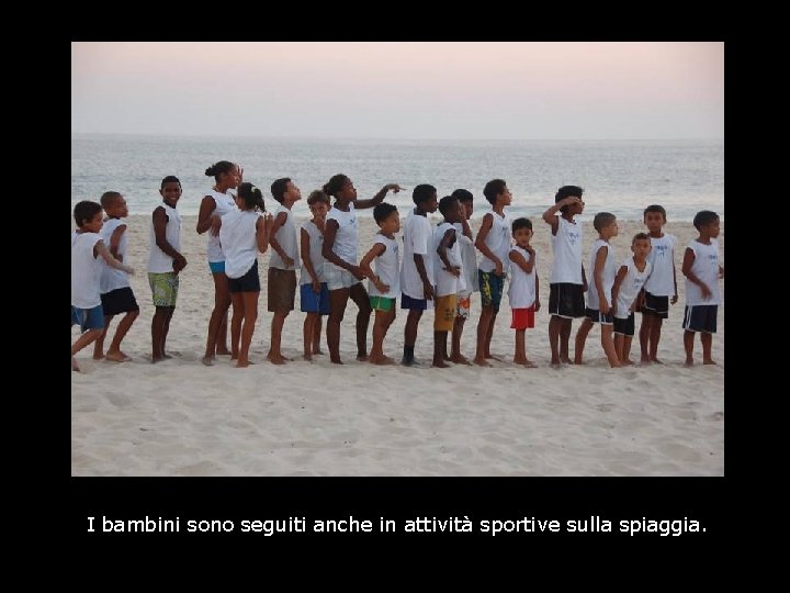 I bambini sono seguiti anche in attività sportive sulla spiaggia. 