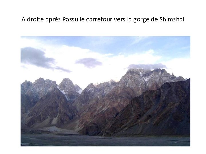 A droite après Passu le carrefour vers la gorge de Shimshal Heipi Mosque Ganche