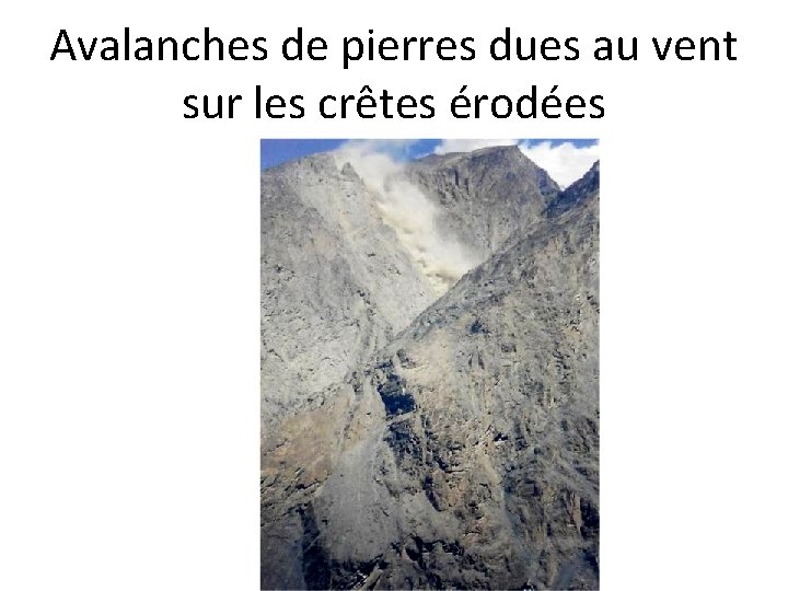 Avalanches de pierres dues au vent sur les crêtes érodées 