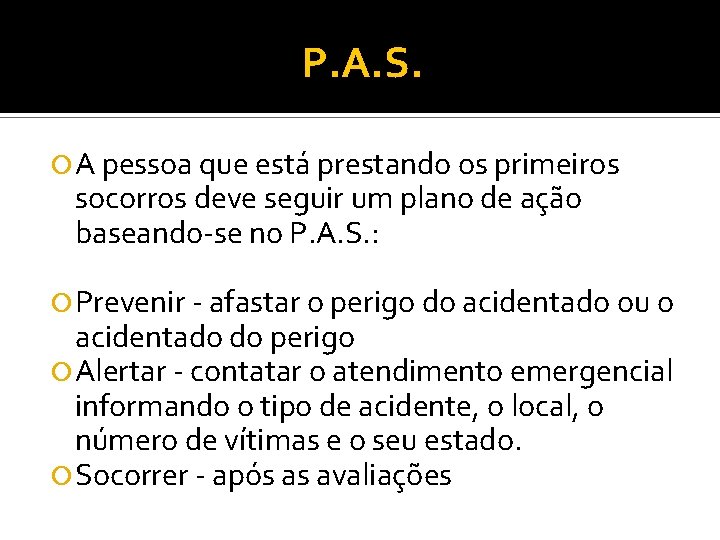 P. A. S. A pessoa que está prestando os primeiros socorros deve seguir um