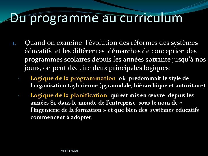 Du programme au curriculum Quand on examine l’évolution des réformes des systèmes éducatifs et