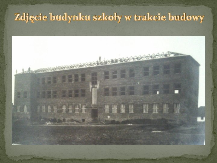 Zdjęcie budynku szkoły w trakcie budowy 