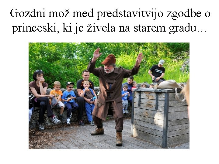 Gozdni mož med predstavitvijo zgodbe o princeski, ki je živela na starem gradu… 