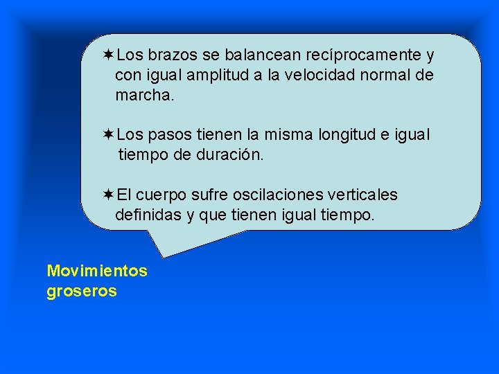 ¬Los brazos se balancean recíprocamente y con igual amplitud a la velocidad normal de