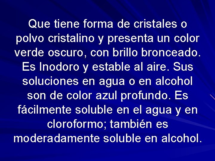 Que tiene forma de cristales o polvo cristalino y presenta un color verde oscuro,